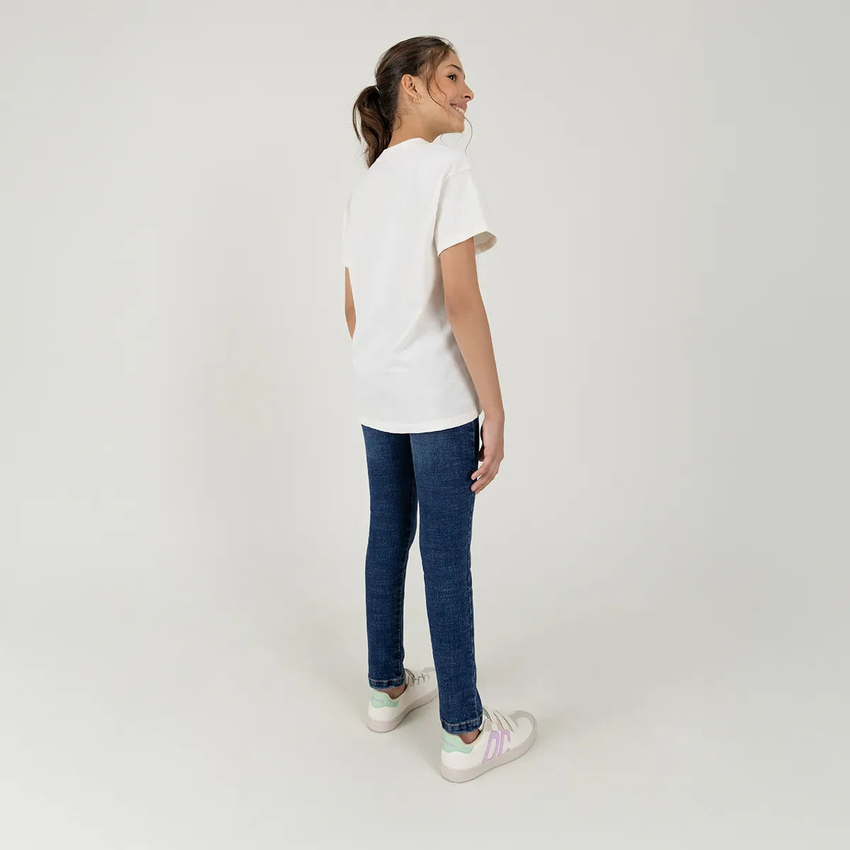 Camisa con gráfico en el frente para niña