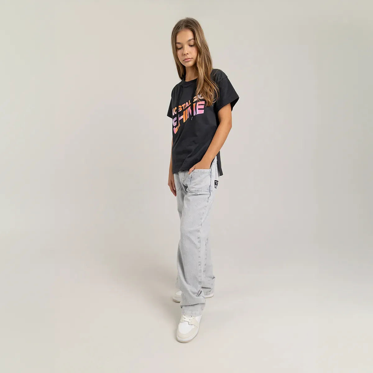 Pantalón para niña con tela con textura y bolsillos de parche