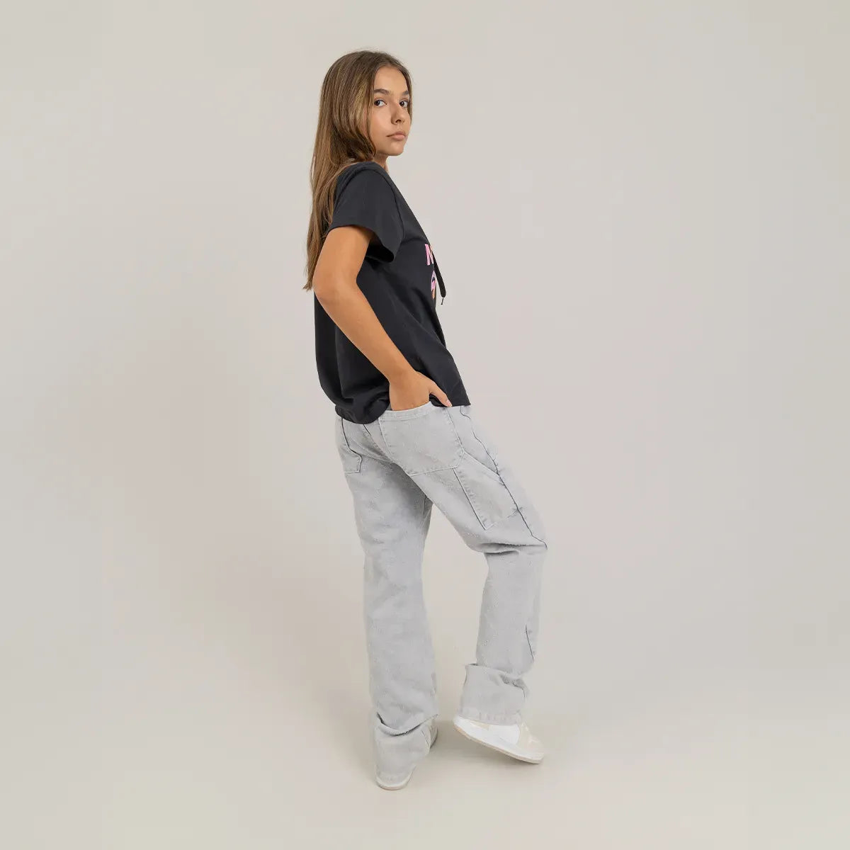 Pantalón para niña con tela con textura y bolsillos de parche