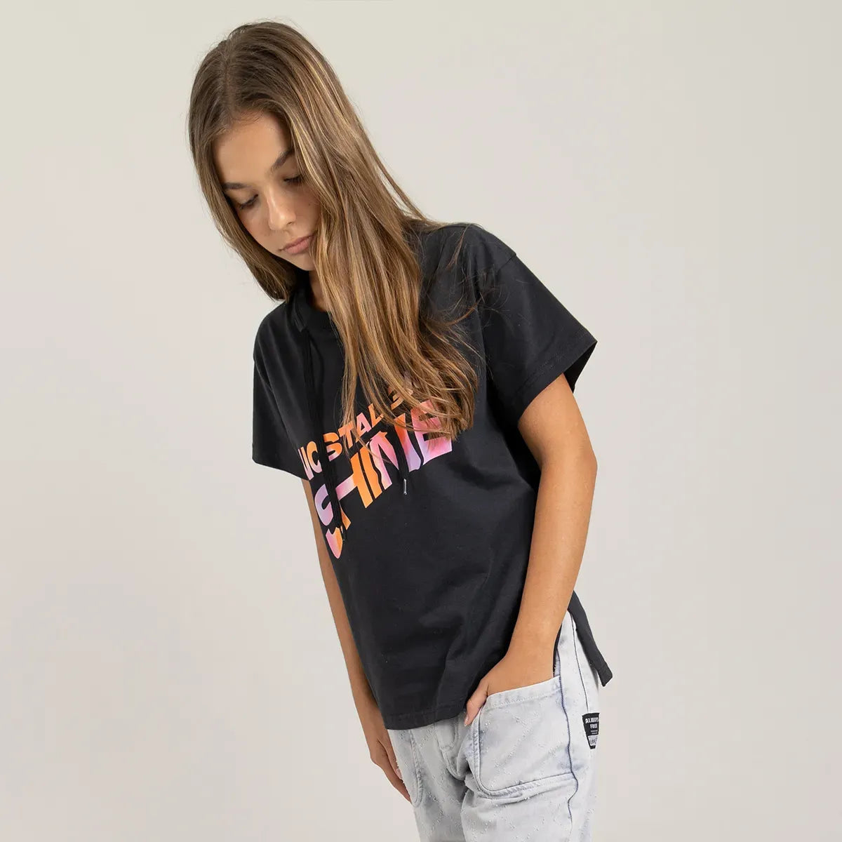 Camisa con cordón en el cuello para niña